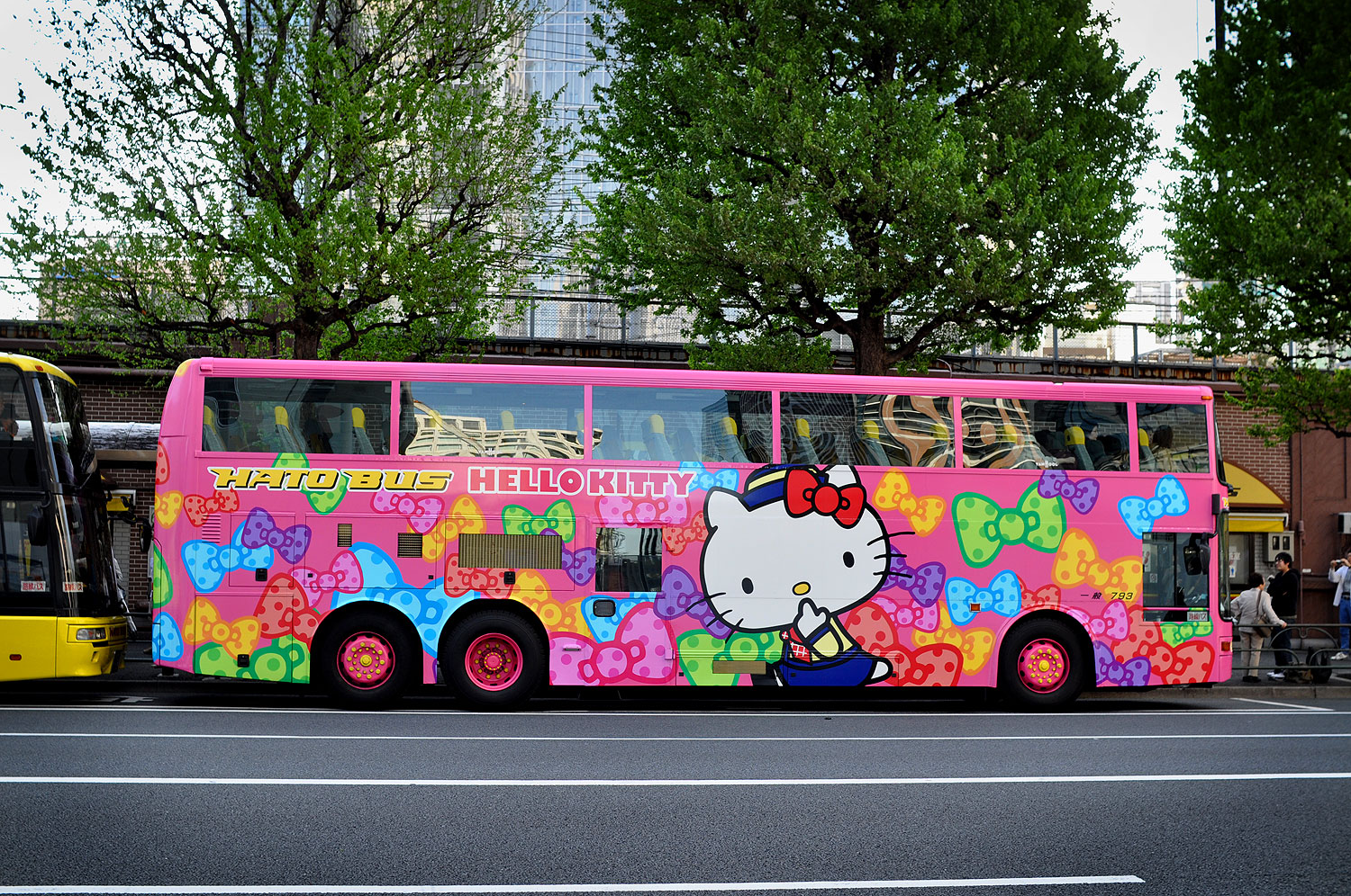 hello_kitty_bus_tokyobling.jpg